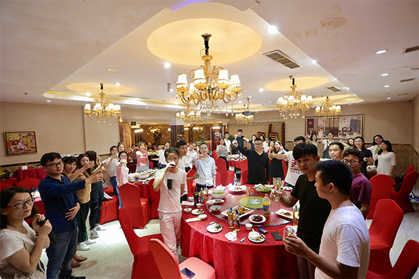 中秋佳节同聚首，为君贺岁祝生辰