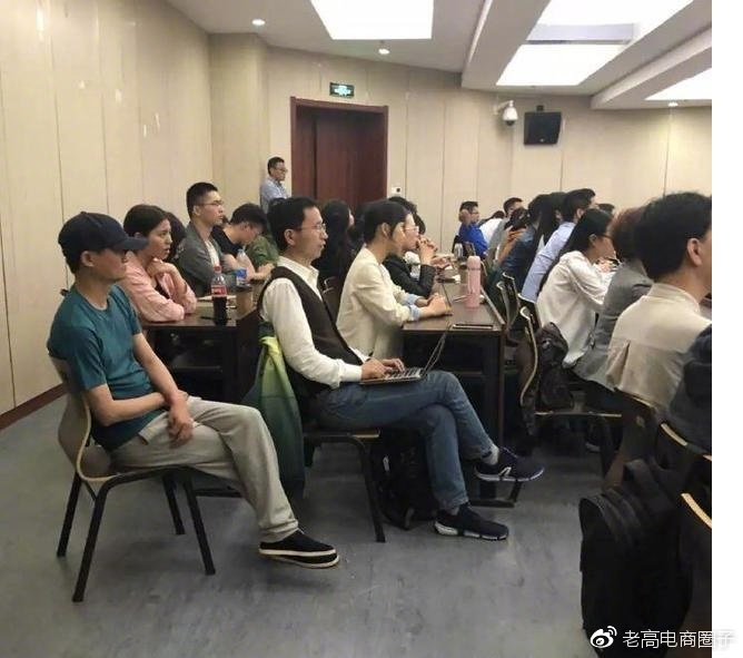 w2.jpg 马云突然现身母校杭师大:低调从后门进去旁听