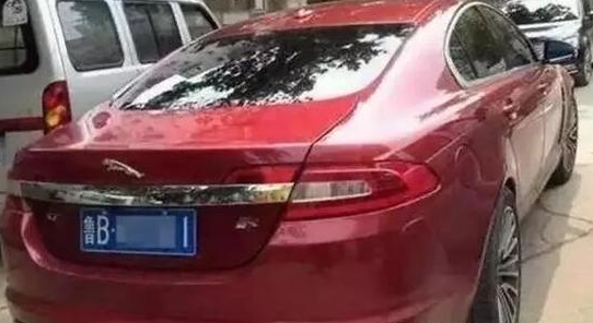“捷豹女”狠踹快递筐 致怀孕快递员羊水破裂